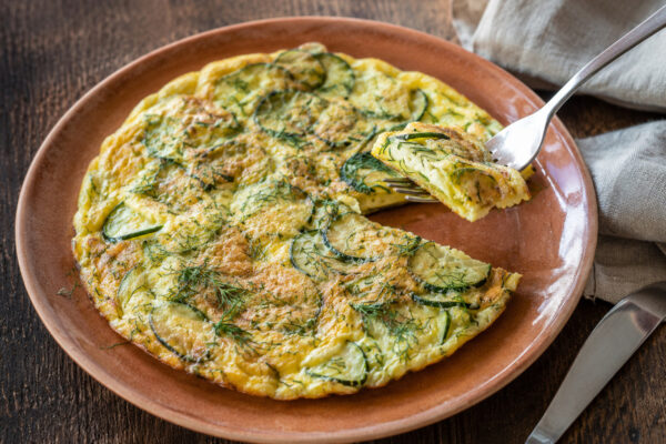 Servierszene mit dem fertigen Gericht. Rezept: Omelett mit Zucchini und Dill