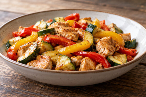 One-Pot-Putenpfanne mit Zucchini und Paprika