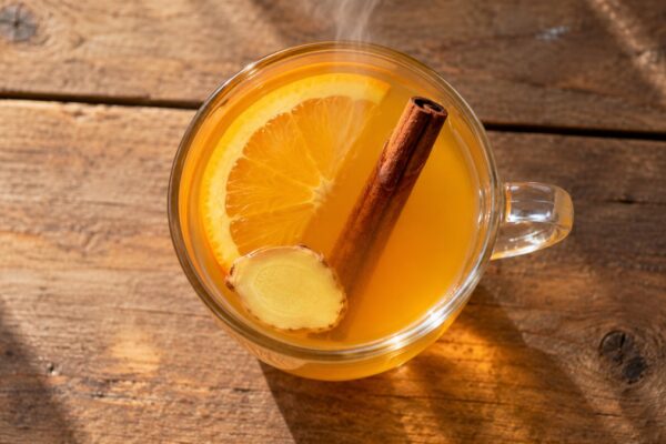 Orangen-Ingwer-Punsch: Fertiges Getränk aus einer alternativen Perspektive.