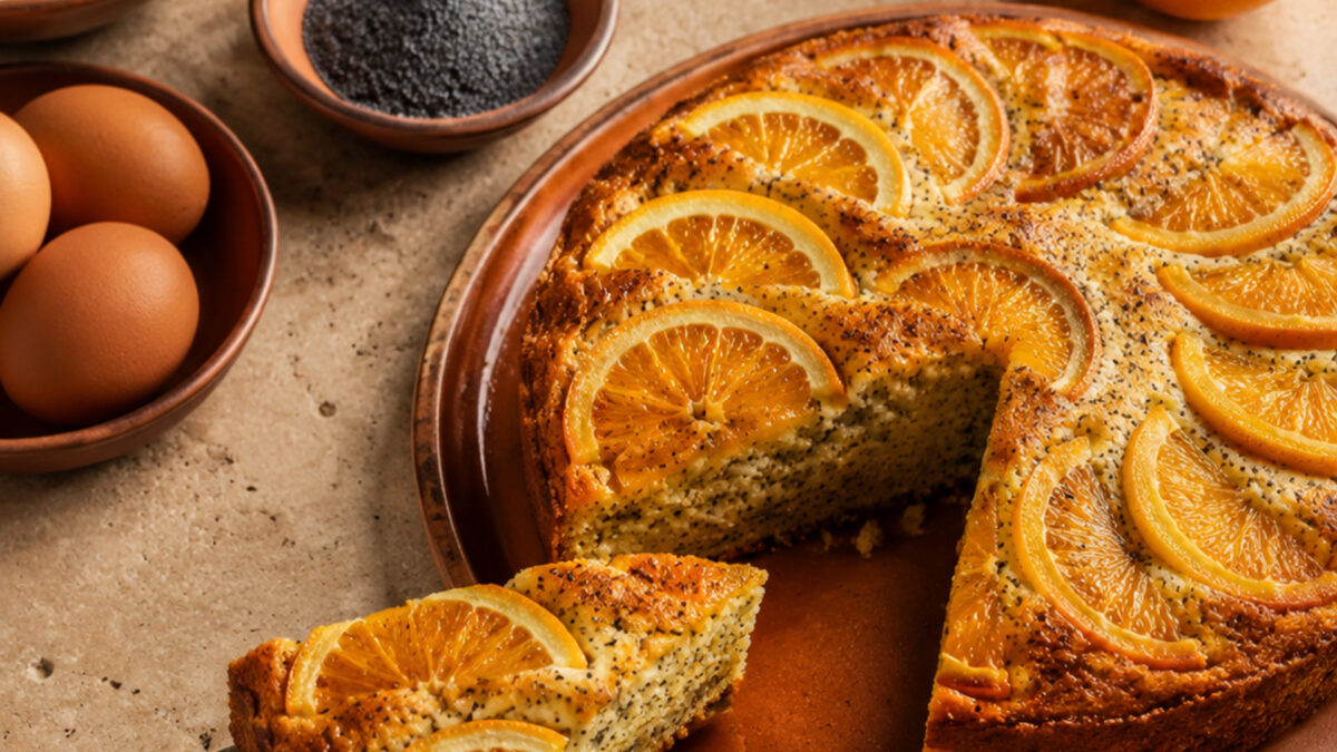 Servierszene mit dem fertigen Gericht. Rezept: Orangen-Mohn-Kuchen