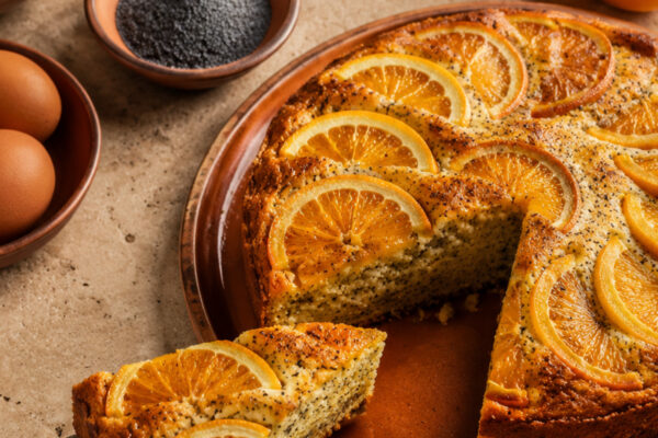 Servierszene mit dem fertigen Gericht. Rezept: Orangen-Mohn-Kuchen