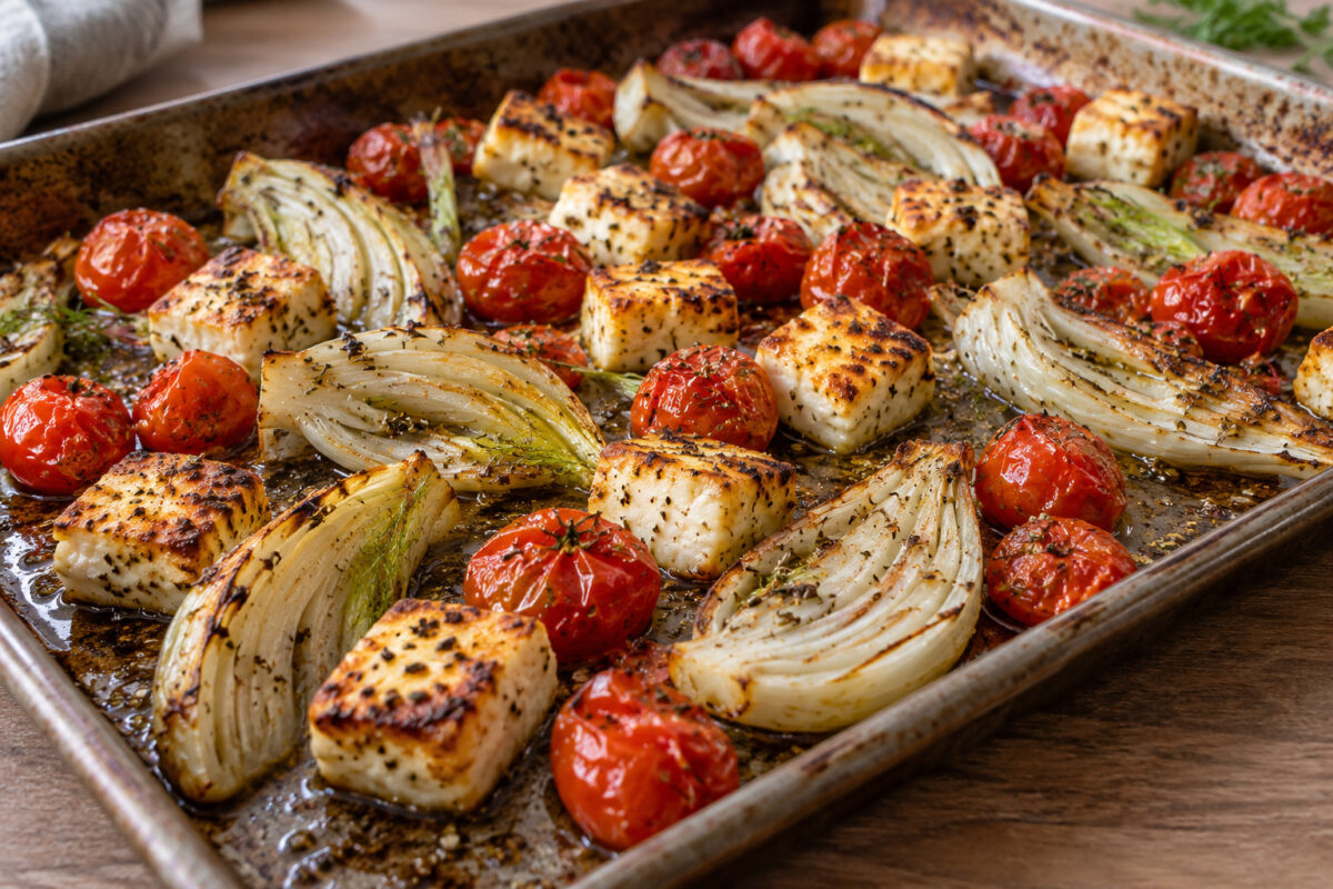 Oregano-Halloumiwürfel vom Blech mit Fenchel und Kirschtomaten
