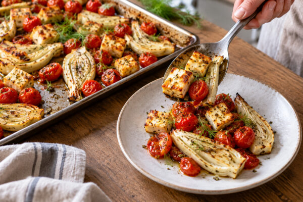 Oregano-Halloumiwürfel vom Blech mit Fenchel und Kirschtomaten