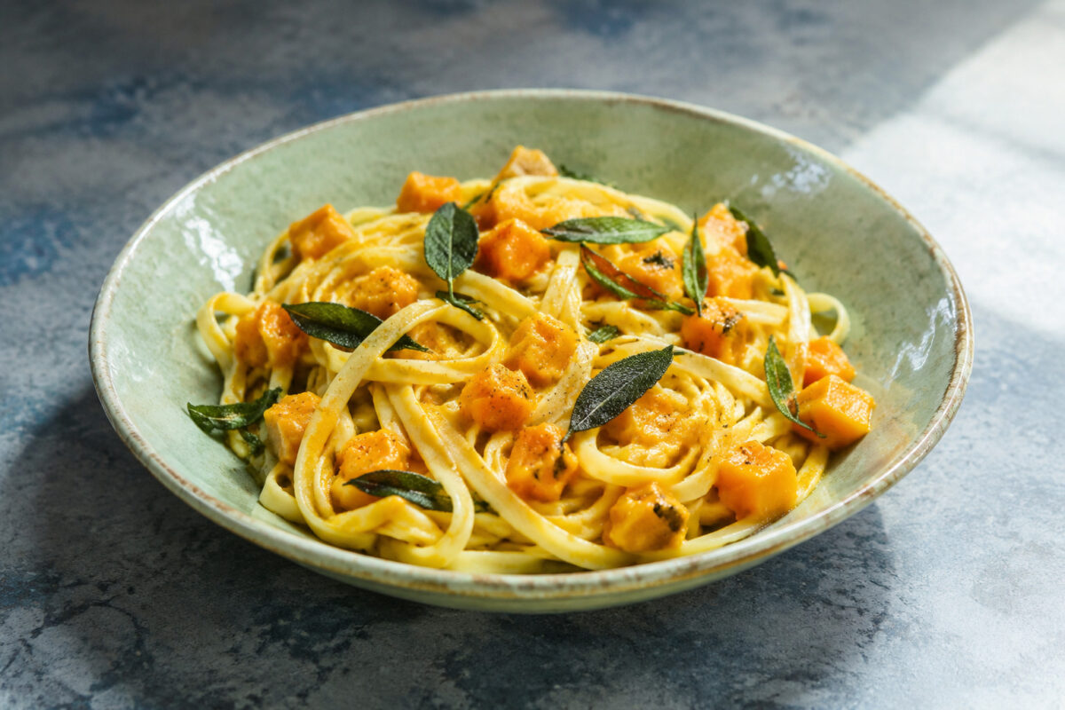 Hauptansicht des fertigen Gerichts. Rezept: Pasta mit Kürbis-Salbei-Sauce