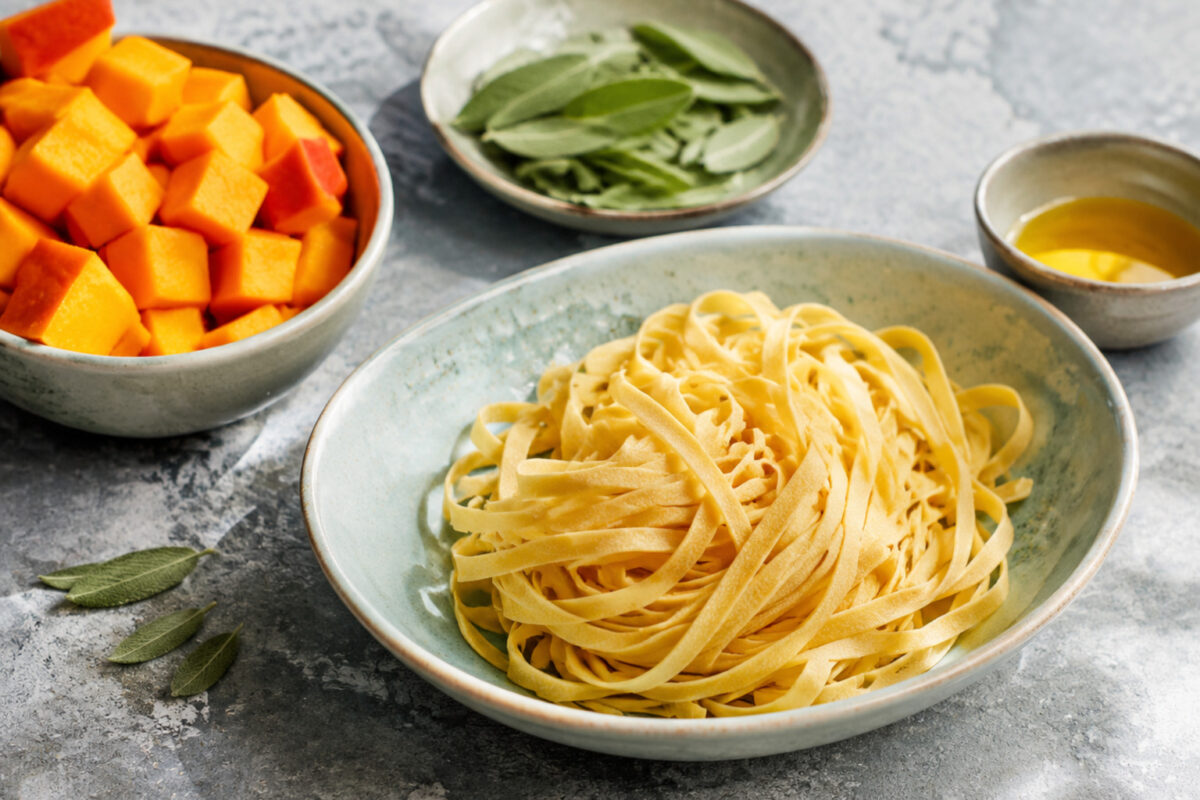 Zutaten- und Vorbereitungsansicht. Rezept: Pasta mit Kürbis-Salbei-Sauce