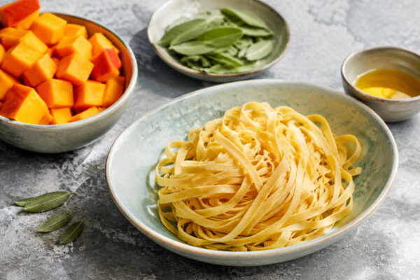 Zutaten- und Vorbereitungsansicht. Rezept: Pasta mit Kürbis-Salbei-Sauce