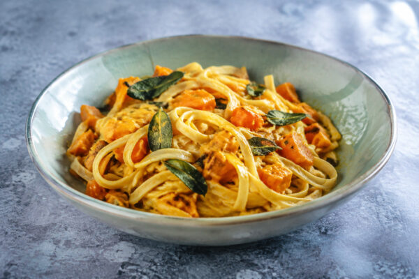 Fertiges Gericht aus alternativer Perspektive. Rezept: Pasta mit Kürbis-Salbei-Sauce