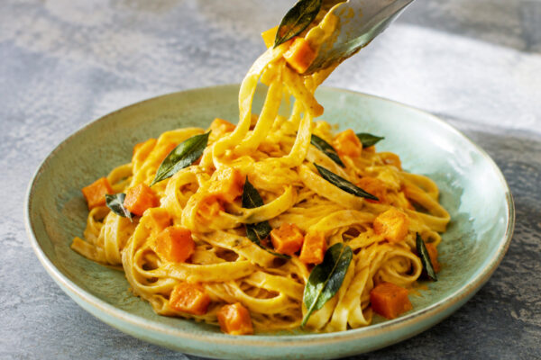 Servierszene mit dem fertigen Gericht. Rezept: Pasta mit Kürbis-Salbei-Sauce