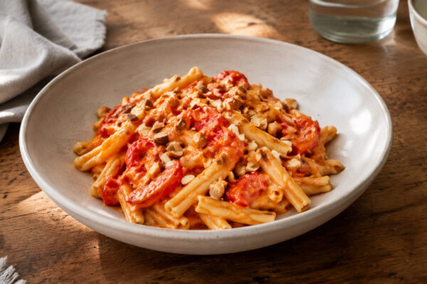 Hauptansicht des fertigen Gerichts. Rezept: Pasta mit Paprika-Mandel-Sauce