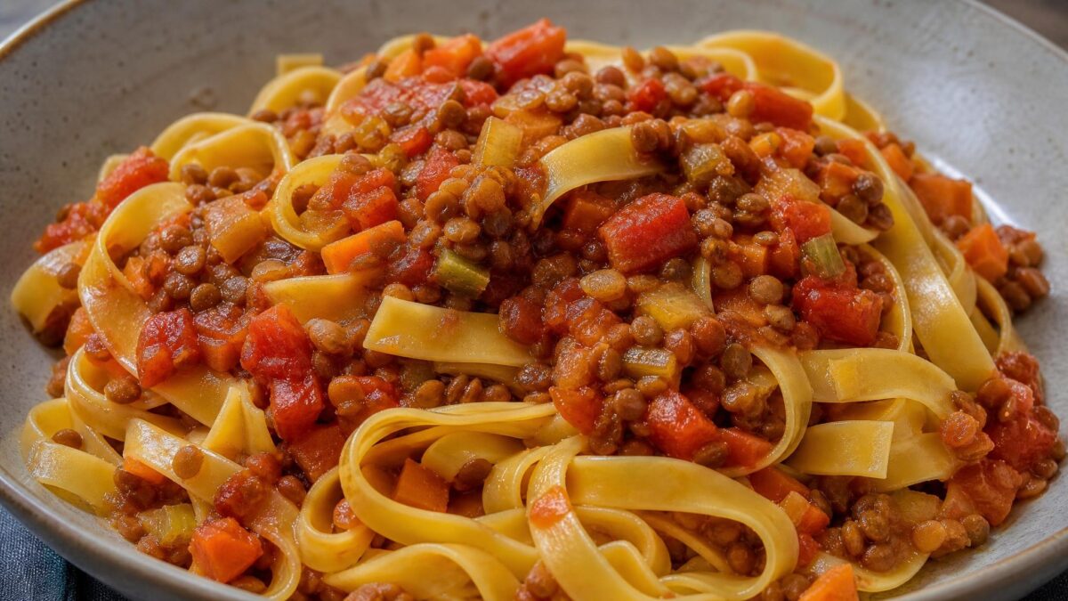Fertiges Gericht aus einer alternativen Perspektive. Rezept: Pasta mit Tomaten-Linsen-Bolognese