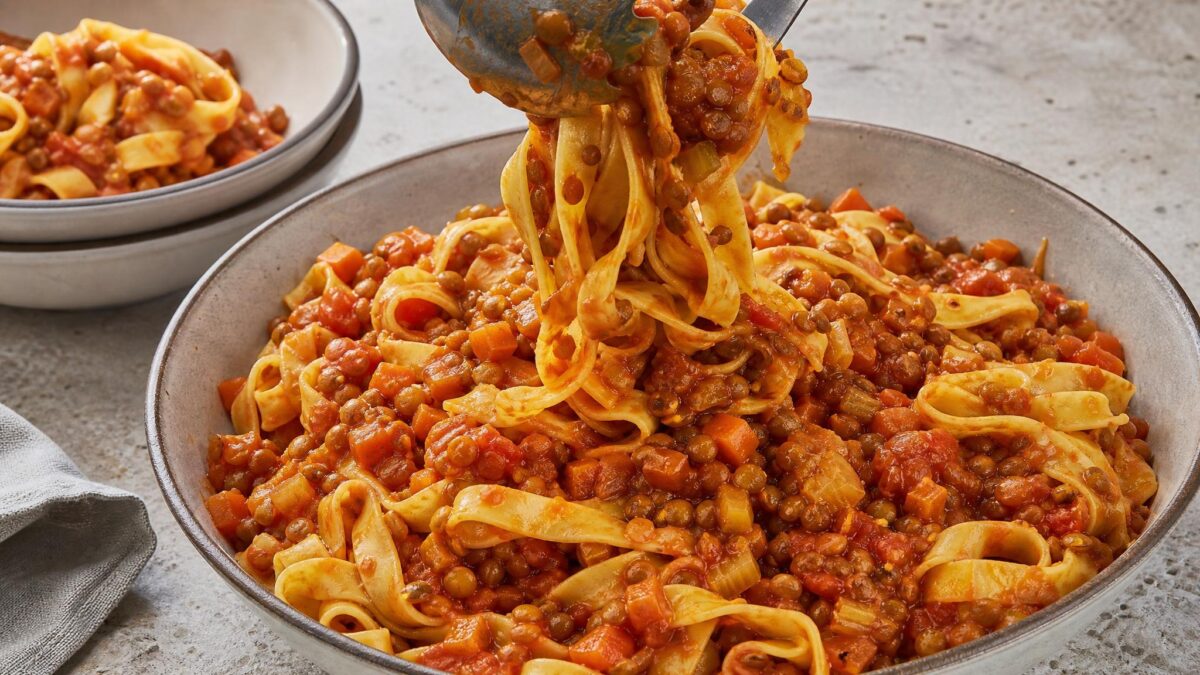 Servierszene mit dem fertigen Gericht. Rezept: Pasta mit Tomaten-Linsen-Bolognese