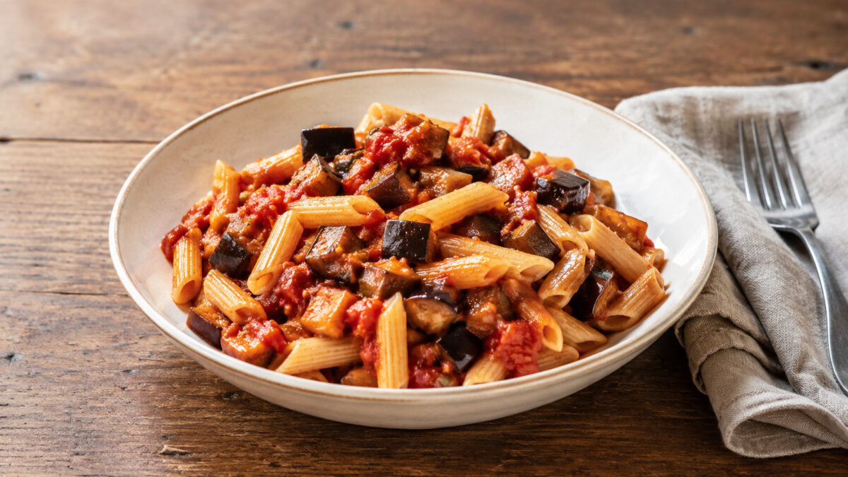 Hauptansicht des fertigen Gerichts. Rezept: Penne mit Auberginen-Tomaten-Ragout