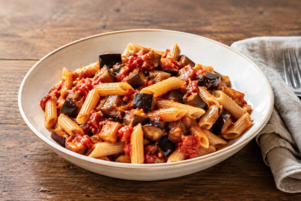 Hauptansicht des fertigen Gerichts. Rezept: Penne mit Auberginen-Tomaten-Ragout