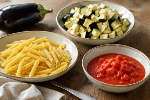 Zutaten- und Vorbereitungsansicht. Rezept: Penne mit Auberginen-Tomaten-Ragout
