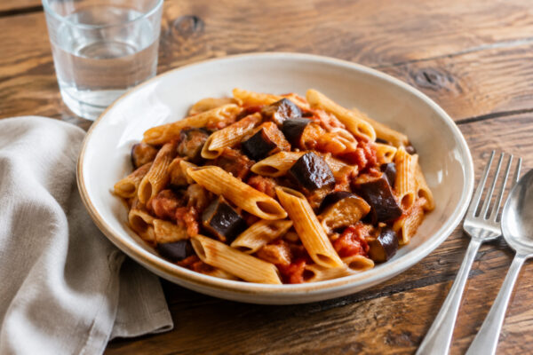 Fertiges Gericht aus alternativer Perspektive. Rezept: Penne mit Auberginen-Tomaten-Ragout