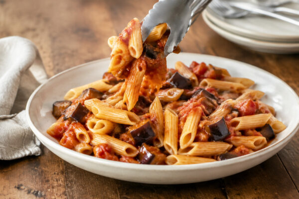 Servierszene mit dem fertigen Gericht. Rezept: Penne mit Auberginen-Tomaten-Ragout