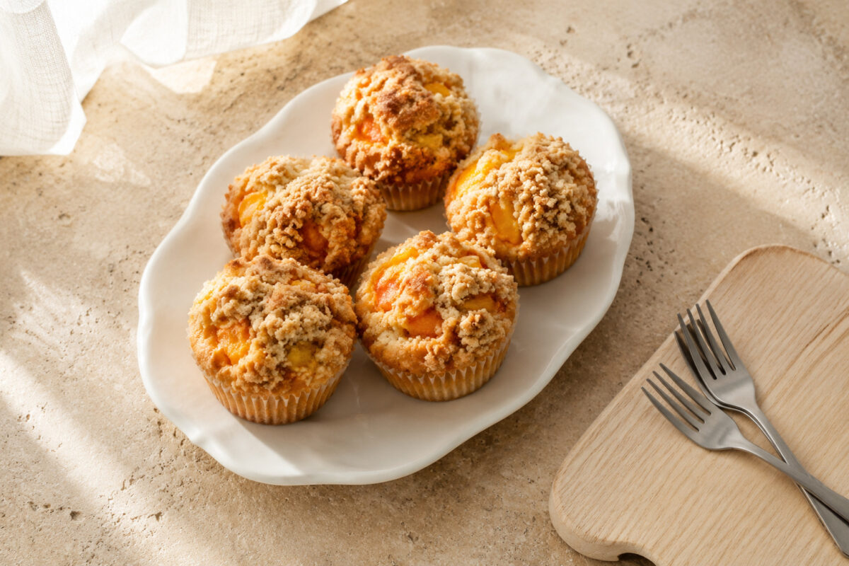 Hauptansicht des fertigen Gerichts. Rezept: Pfirsich-Streusel-Muffins