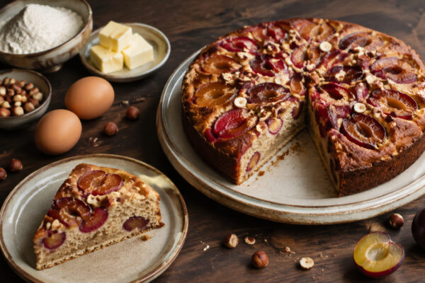 Servierszene mit dem fertigen Gericht. Rezept: Pflaumen-Haselnuss-Kuchen