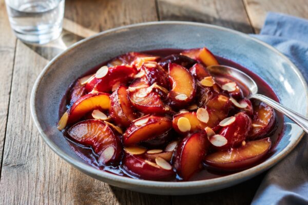 Servierszene mit dem fertigen Gericht. Rezept: Pflaumen-Kompott mit Vanille und Mandeln