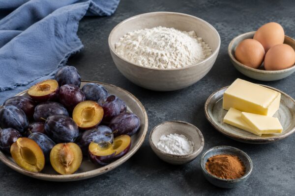 Zutaten- und Vorbereitungsansicht. Rezept: Pflaumenkuchen mit Zimt