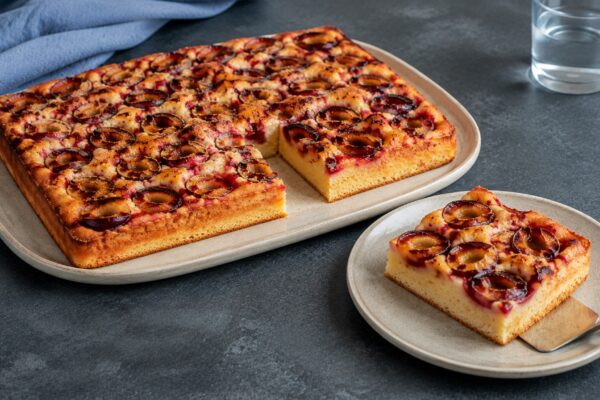Servierszene mit dem fertigen Gericht. Rezept: Pflaumenkuchen mit Zimt