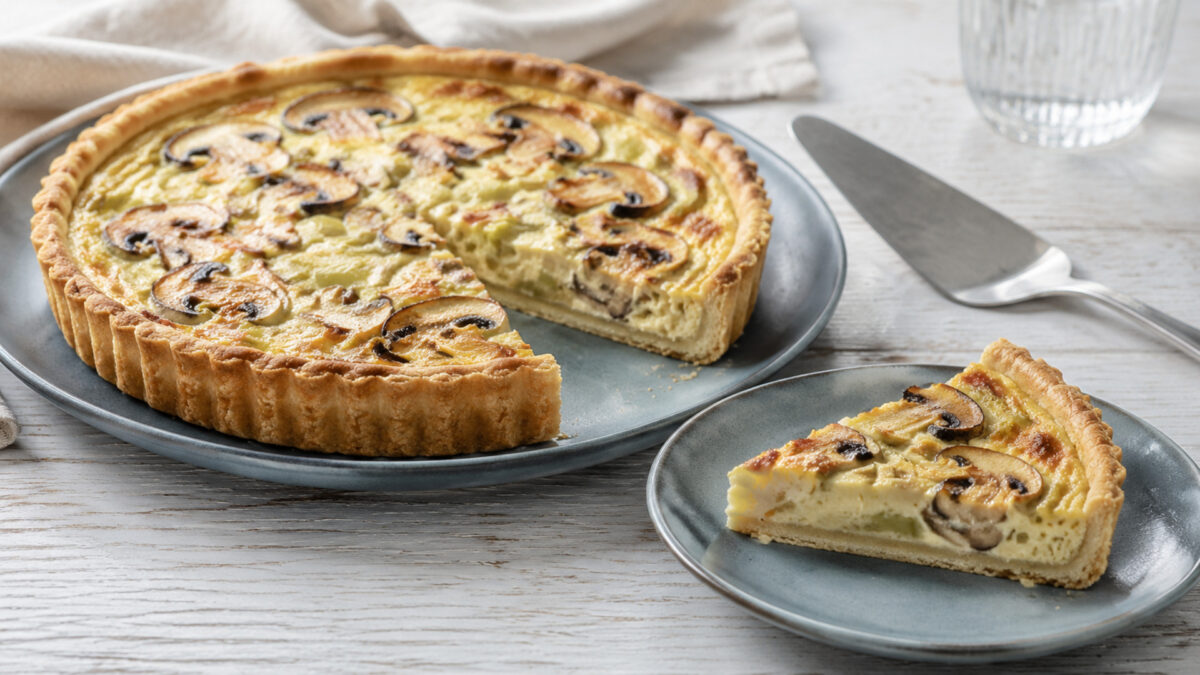 Servierszene mit dem fertigen Gericht. Rezept: Pilz-Lauch-Tarte mit laktosefreier Creme