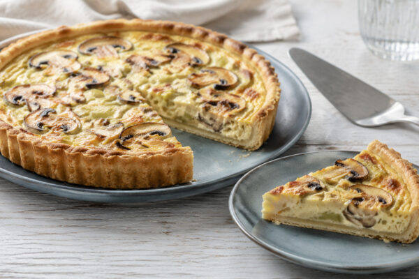 Servierszene mit dem fertigen Gericht. Rezept: Pilz-Lauch-Tarte mit laktosefreier Creme