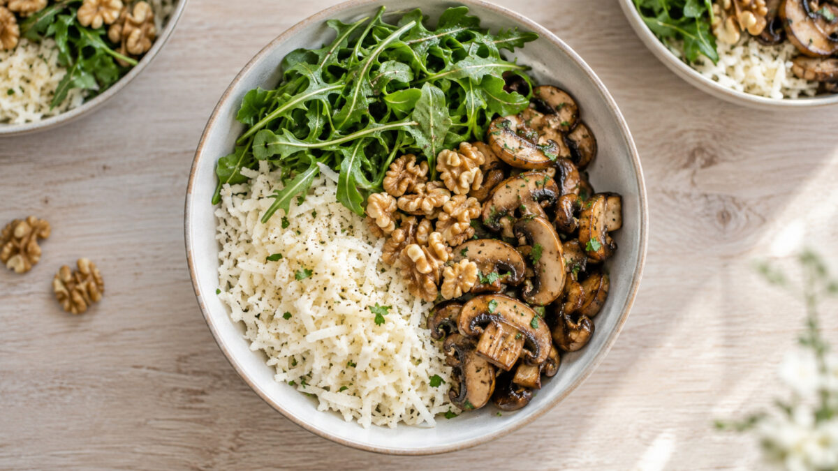 Pilz-Walnuss-Bowl mit Rucola und Kohlrabireis