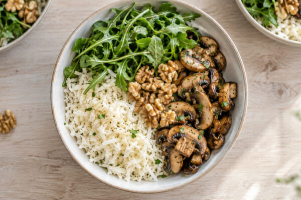 Pilz-Walnuss-Bowl mit Rucola und Kohlrabireis