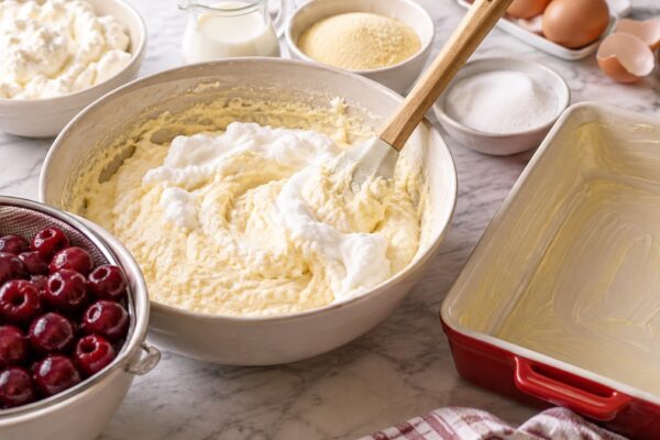 Quark-Grieß-Auflauf mit Kirschen: Zutaten und realer Vorbereitungsschritt.