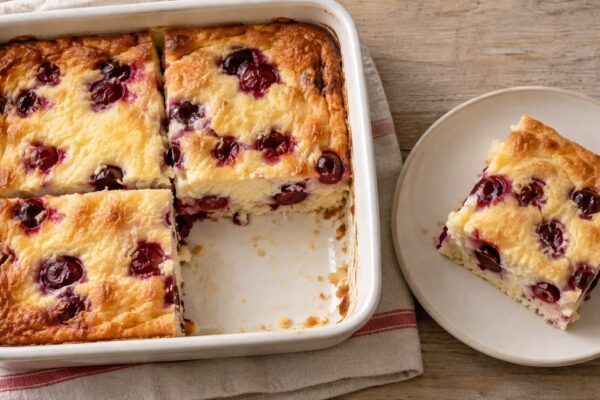 Quark-Grieß-Auflauf mit Kirschen: Fertiges Gericht aus anderer Perspektive.