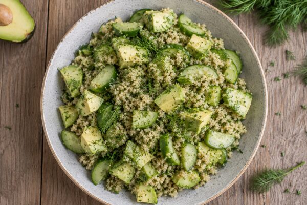 Fertiger Quinoa-Gurken-Salat mit Avocado und Dill aus deutlich anderer Perspektive.