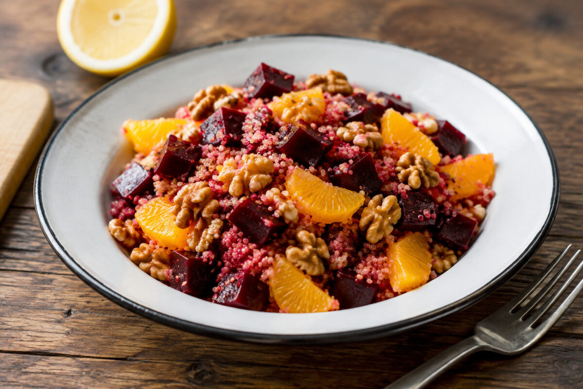 Hauptansicht des fertigen Gerichts. Rezept: Quinoa-Rote-Bete-Salat mit Orange und Walnüssen