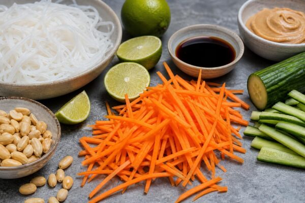 Zutaten- und Vorbereitungsansicht. Rezept: Reisnudelsalat mit Erdnuss-Limetten-Dressing