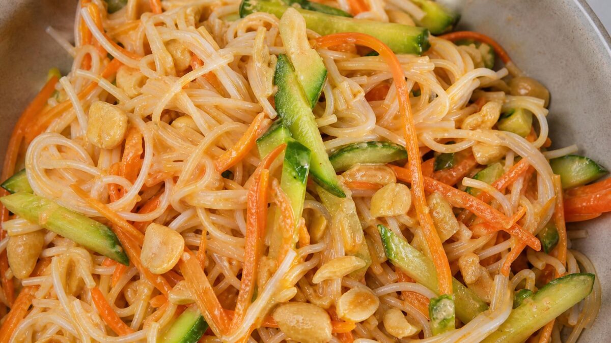 Fertiges Gericht aus einer alternativen Perspektive. Rezept: Reisnudelsalat mit Erdnuss-Limetten-Dressing