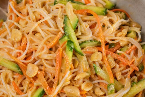 Fertiges Gericht aus einer alternativen Perspektive. Rezept: Reisnudelsalat mit Erdnuss-Limetten-Dressing