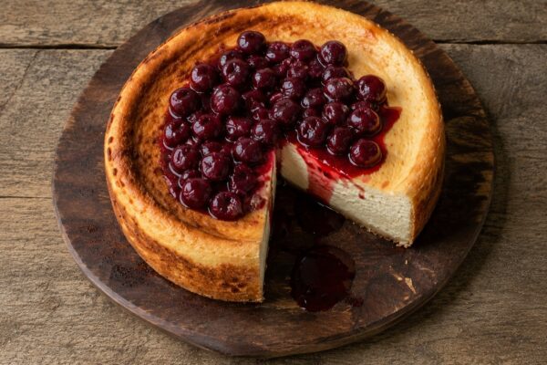 Fertiger Ricotta-Käsekuchen mit Kirschkompott aus deutlich anderer Perspektive.