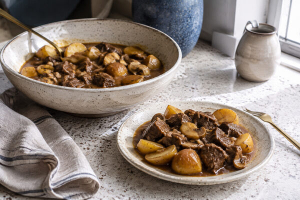 Servierszene mit dem fertigen Gericht. Rezept: Rindergulasch mit Pilzen und Kartoffeln