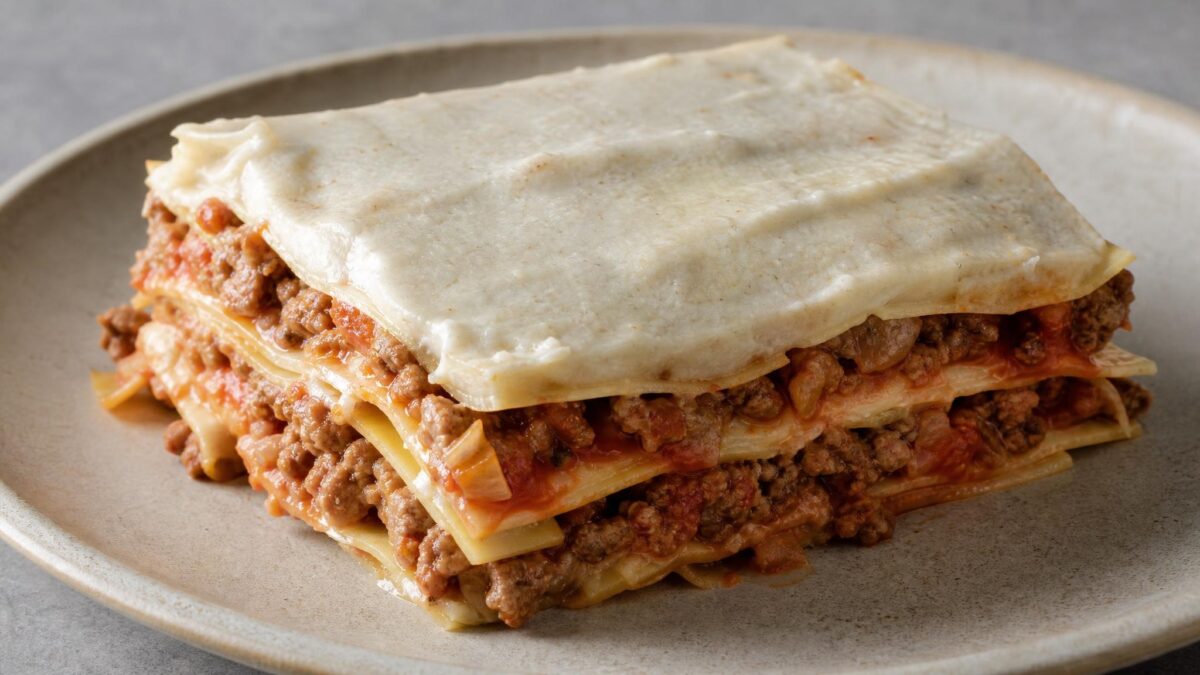 Fertiges Gericht aus einer alternativen Perspektive. Rezept: Rinderlasagne mit parve Béchamelsauce