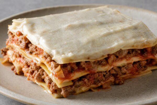 Fertiges Gericht aus einer alternativen Perspektive. Rezept: Rinderlasagne mit parve Béchamelsauce