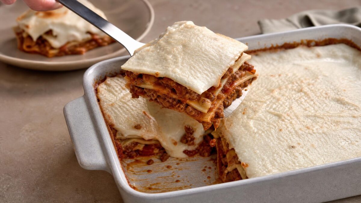 Servierszene mit dem fertigen Gericht. Rezept: Rinderlasagne mit parve Béchamelsauce