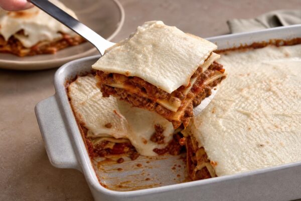 Servierszene mit dem fertigen Gericht. Rezept: Rinderlasagne mit parve Béchamelsauce