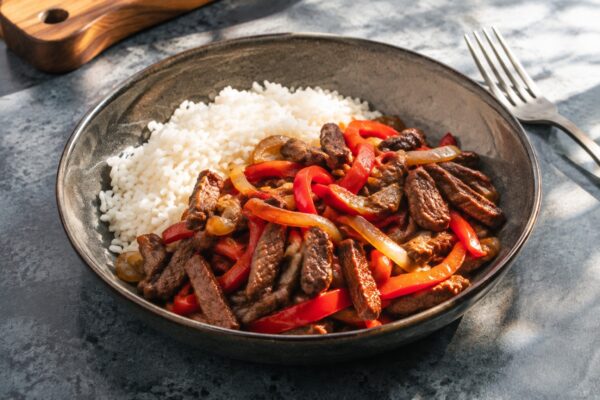 Fertiges Gericht aus alternativer Perspektive. Rezept: Rinderstreifen mit Paprika, Zwiebeln und Reis