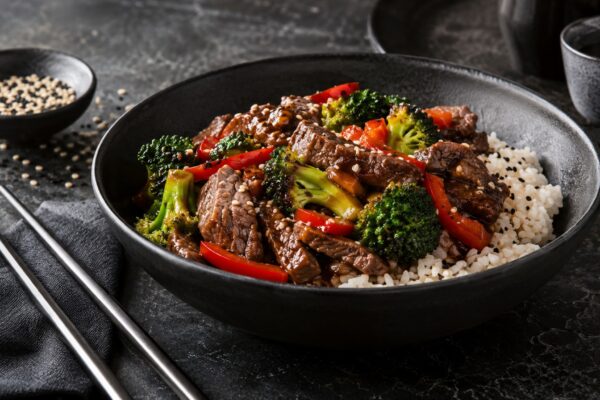 Rindfleisch-Brokkoli-Bowl mit Sesamreis