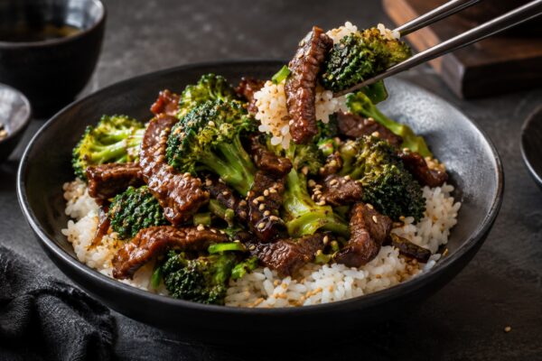 Rindfleisch-Brokkoli-Bowl mit Sesamreis