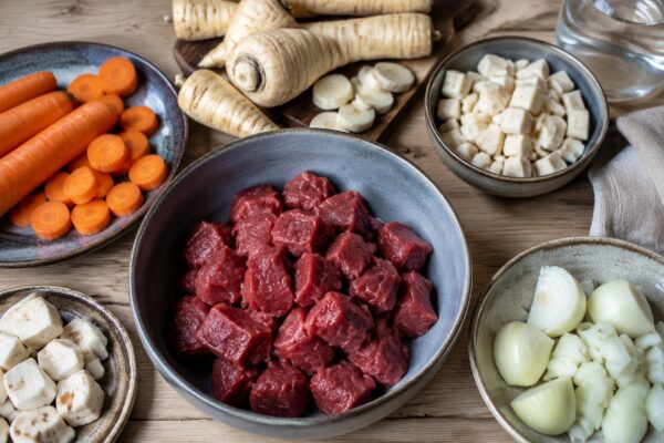 Zutaten- und Vorbereitungsansicht. Rezept: Rindfleisch-Gemüse-Eintopf mit Wurzelgemüse