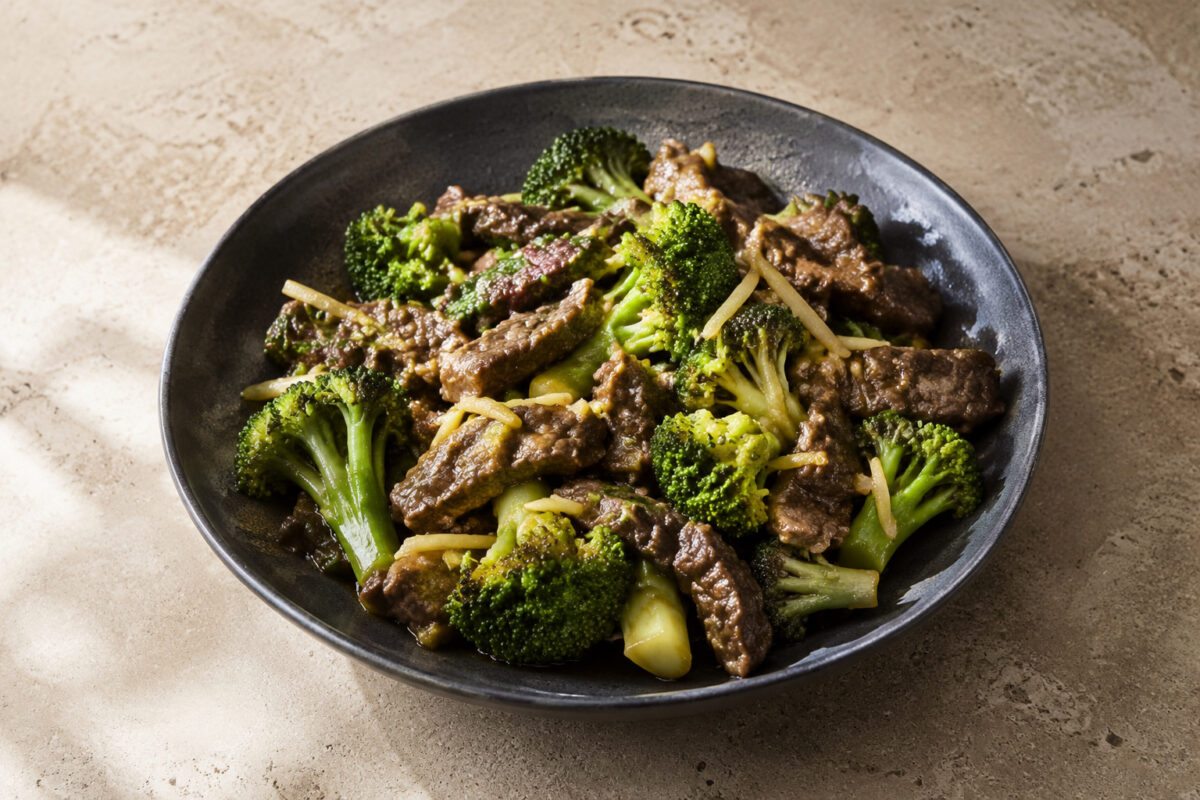 Hauptansicht des fertigen Gerichts. Rezept: Rindfleisch mit Brokkoli und Ingwer