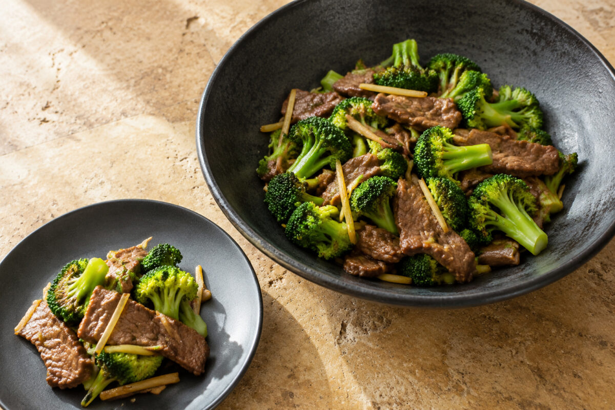Servierszene mit dem fertigen Gericht. Rezept: Rindfleisch mit Brokkoli und Ingwer