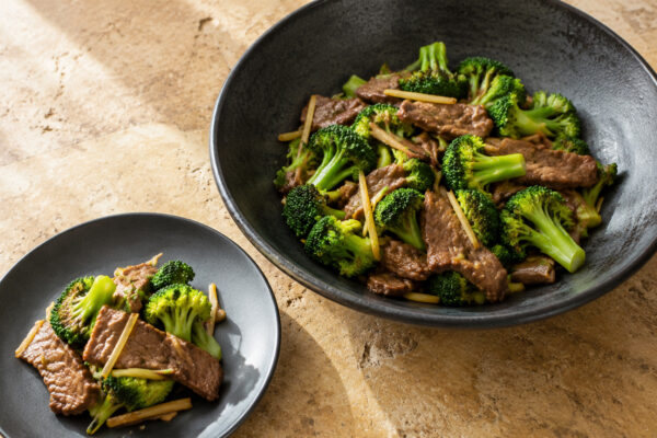 Servierszene mit dem fertigen Gericht. Rezept: Rindfleisch mit Brokkoli und Ingwer