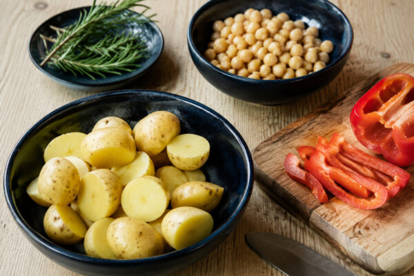 Zutaten- und Vorbereitungsansicht. Rezept: Rosmarin-Kartoffeln mit Kichererbsen und Paprika